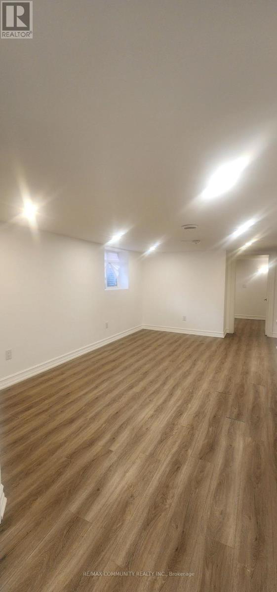 Building Photo - 859 Mary St N