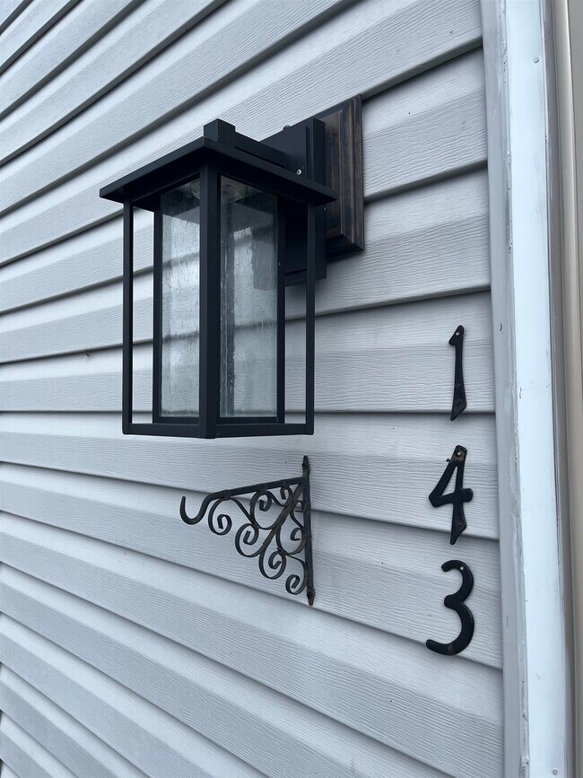 Foto del edificio - 143 Logan Ln