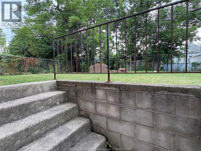 Building Photo - 327 Curry Ave