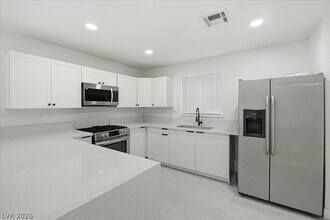 Building Photo - 4013 Esmeralda Ave