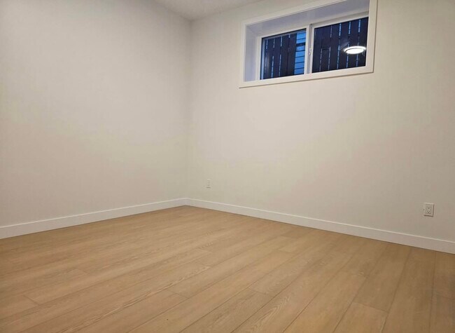 Photo du bâtiment - 15315-15395 95 Ave NW