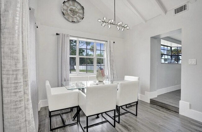 Foto del edificio - 502 Rambling Dr Cir