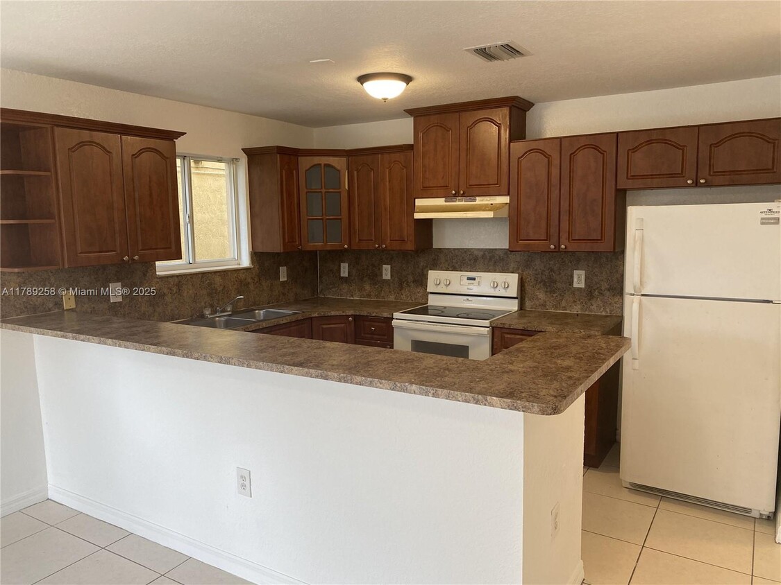 Primary Photo - 7010 NW 6th Ct