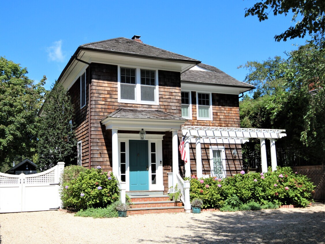 Primary Photo - 121 Toylsome Ln