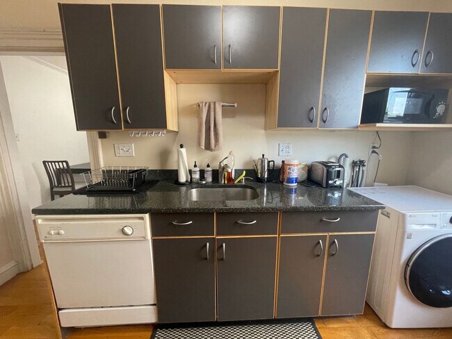 Foto del edificio - 9/1 No Fee!- Sunny upper floor 2BR - w/d i...