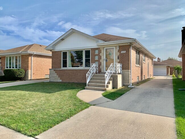 Building Photo - 4609 N Ozark Ave