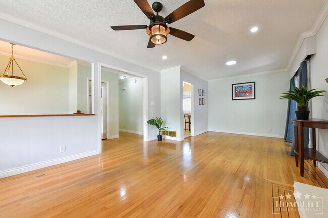 Photo du bâtiment - Spacious 5-Bedroom Detached Home in North Delta — Large Backyard, Two Kitchens & Ample Parking