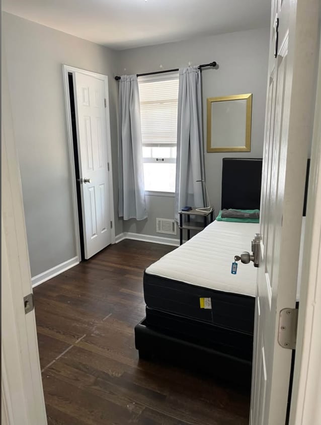 Private Room. Twin Bed with comfortable mattress - 6140 Hillandale Dr