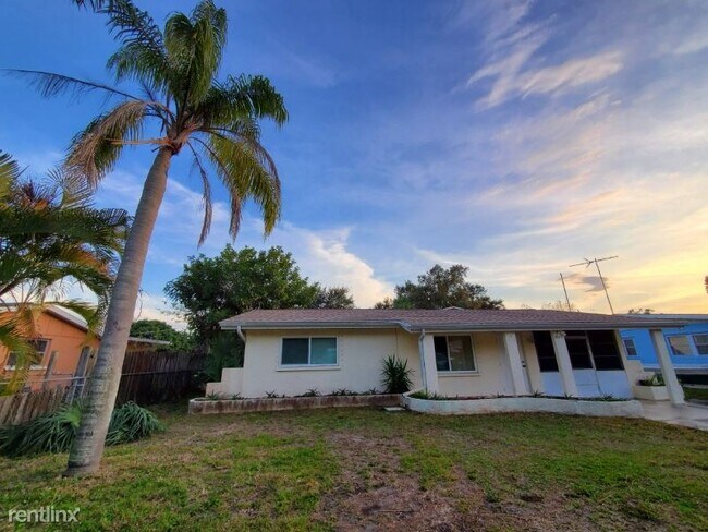Foto del edificio - 5 br, 2 bath House - 820 Pineland Ave