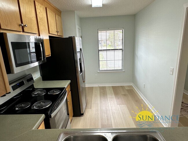 Foto del edificio - Charming 2-Bedroom End Unit Just Minutes f...