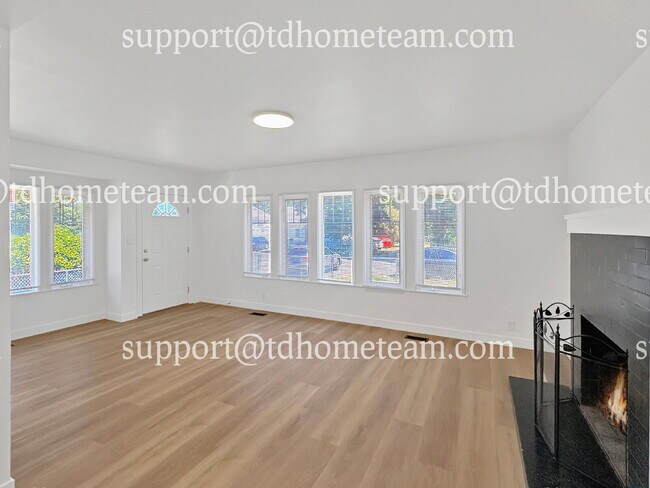 Building Photo - "Charming 3-Bed Home with 2 Baths in the H...