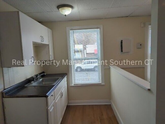 Building Photo - 2 bed and 1 bath Apartment for Rent in Bri...