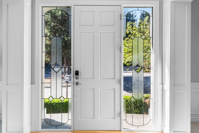 Foto del edificio - Luxury 4 bed 4 bath home in Lakemont, Bellevue