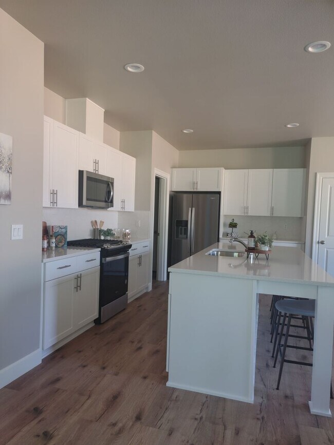 Building Photo - Brand new 3 bedroom 2.5 bath house with HU...