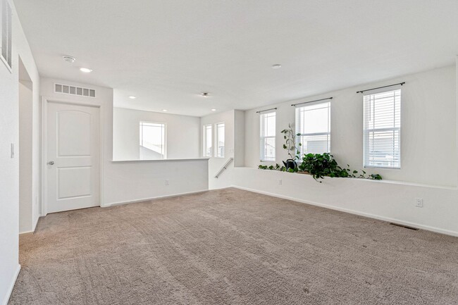 Building Photo - Open Floor Plan!
