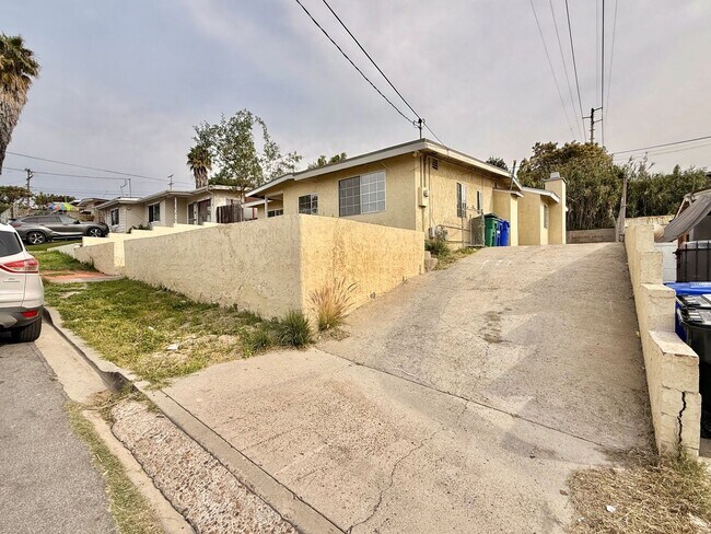 Foto del edificio - COMING SOON! Spacious 4 Bedroom, 3 Bathroom Home with Driveway