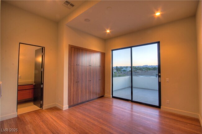 Foto del edificio - 7438 Yonie Ct
