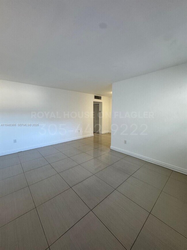 Foto del edificio - 4410 W Flagler St