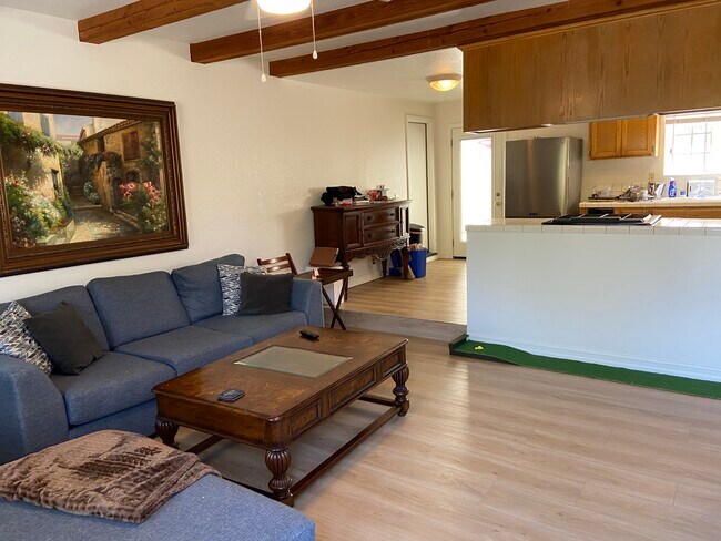 Foto del edificio - 322 Jasmine Ave