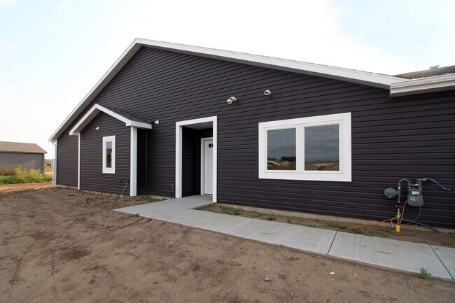Foto del edificio - 2 Bed | 2 Bath | 3 Stall Garage | Patio Tw...