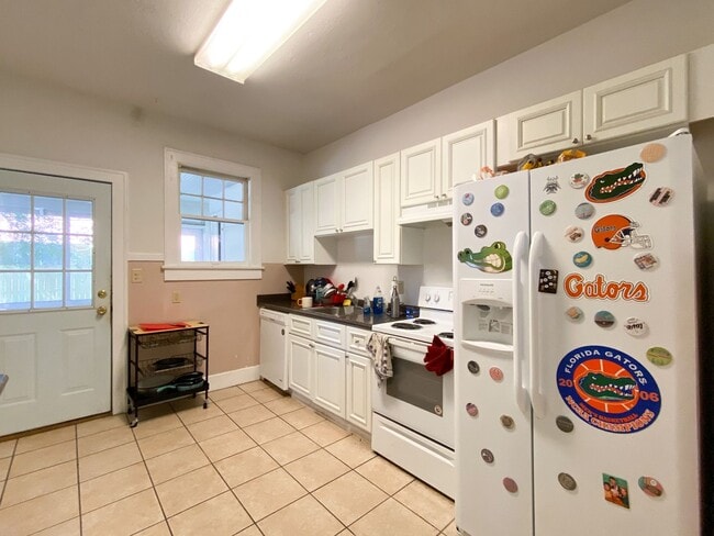 Building Photo - 1714 NW 3rd Place