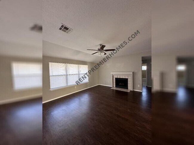 Foto del edificio - 900 Valley Ct