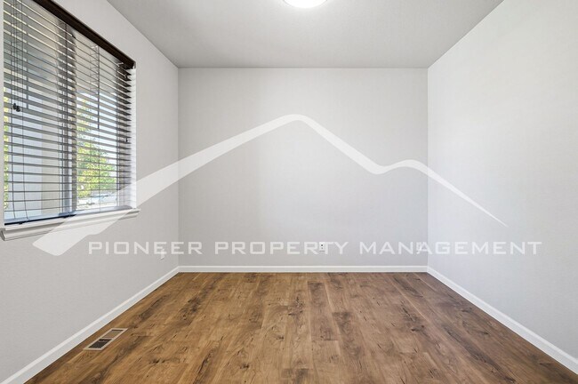 Foto del edificio - Spacious Home with Central AC and 3 Car Garage