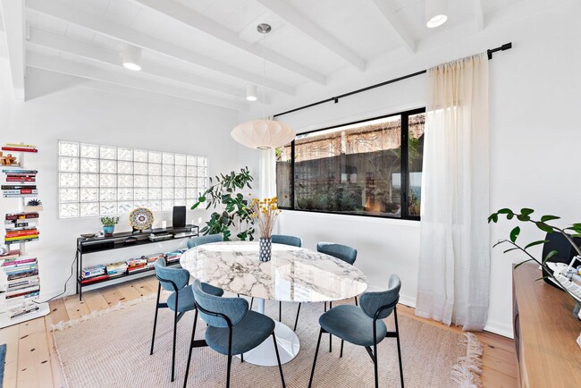 Building Photo - Oceanview Cottage Steps from Iconic Thousand Steps Beach