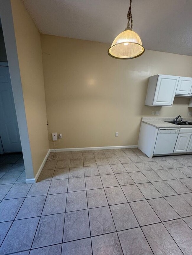 Building Photo - Avera - Ascot