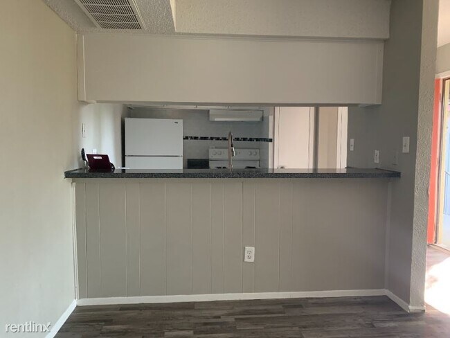 Building Photo - 1 br, 1 bath Apartment - 2002 Rock Island Rd.