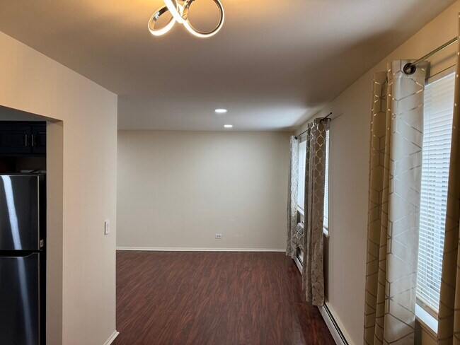 Building Photo - 7320 N Rogers Ave