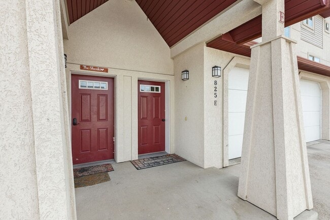 Building Photo - Spacious Sun-filled 3 bed 2.5 Bath Townhouse