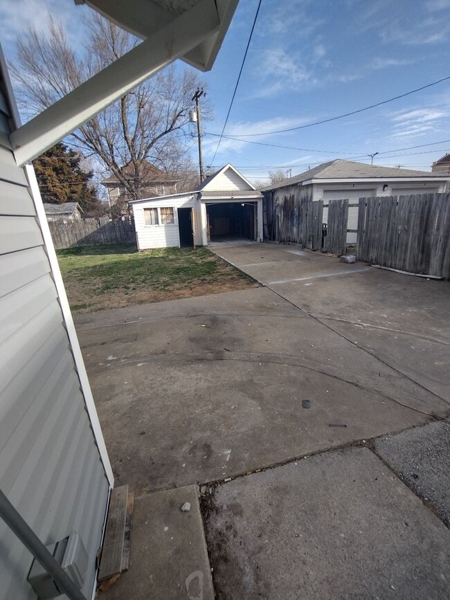 Building Photo - Recently Remodeled 3 Bedroom 1.5 Bathroom!