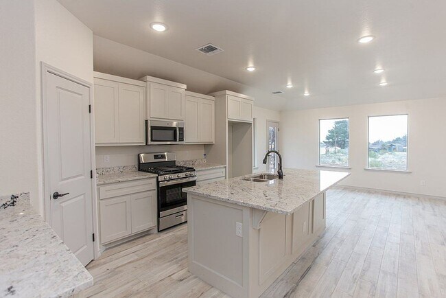Foto del edificio - New Construction 3 bedroom Home in Midland, TX! AVAILABLE MAY 2024