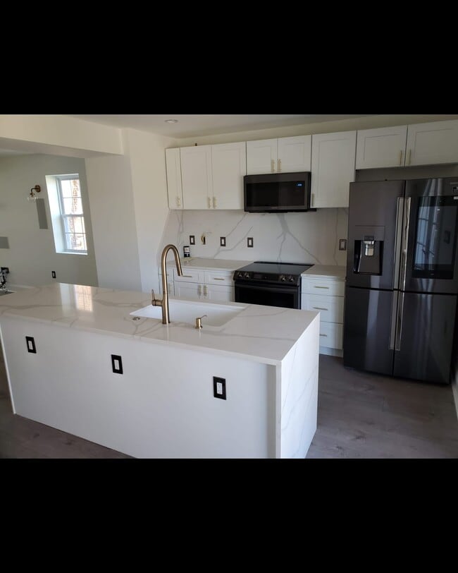 Kitchen with smart appliance - 5003 South Dakota Ave NE Townhome