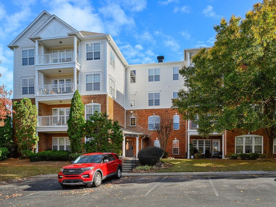 Foto principal - Beautiful 2 BR 2 BA condo in the heart of Ballantyne.