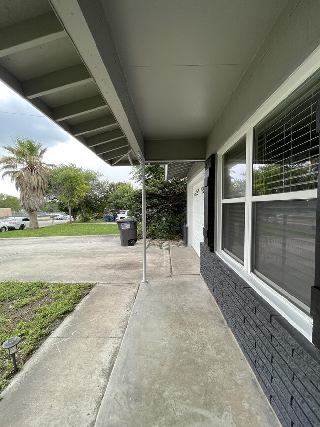 Building Photo - 419 Inspiration Dr