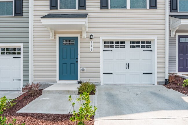 Building Photo - 3 Bedroom 2.5 Bath Townhouse in Bluffs at ...