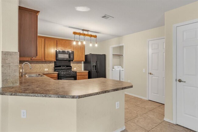 Building Photo - 5940 Silver Screen Dr