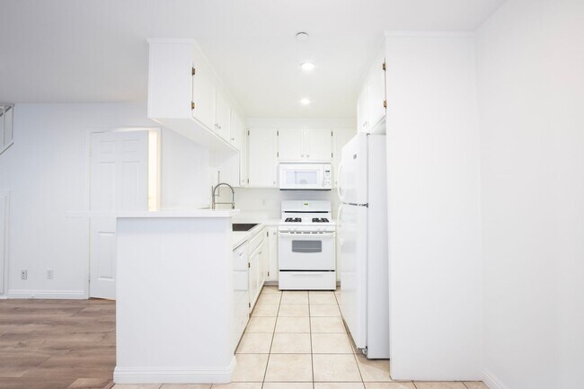 Building Photo - Discover Modern Townhome Living in Palms -...