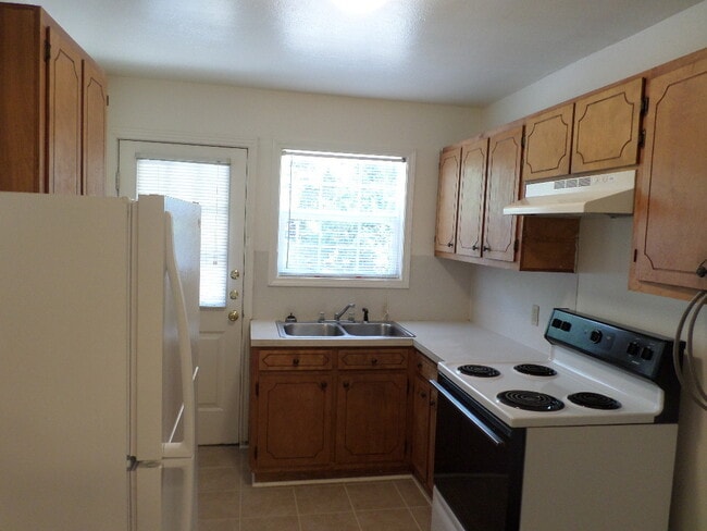 Building Photo - 2 bedroom 1 bath