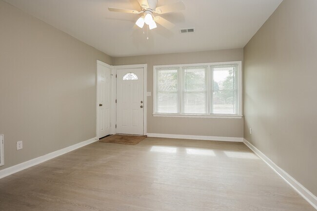 Foto del edificio - Charming 4 Bedroom Brick Bungalow