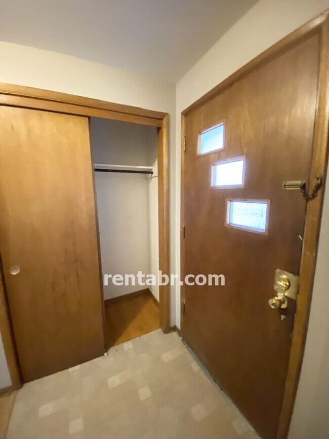 Building Photo - Spacious Duplex with Huge Garage, Hardwood...