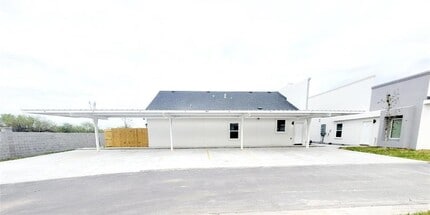 Building Photo - 15 Frio Ave