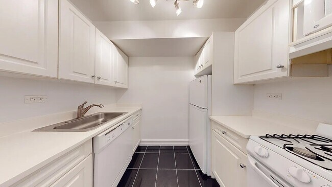 Building Photo - 305 W 13th St