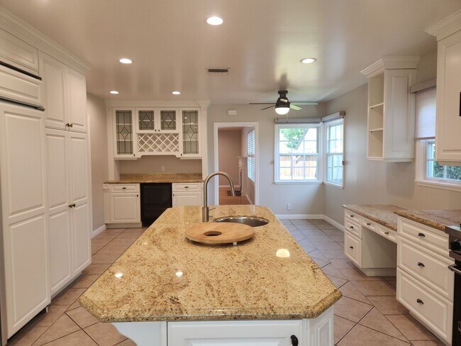 Building Photo - 3bed/2bath 2,033sqft+GARAGE, SOLAR PANELS ...