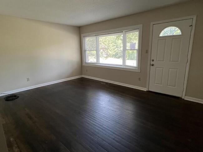 Building Photo - AVAILABLE 1/1/2025: 3 Bedroom home with la...