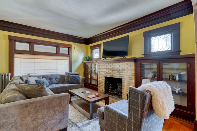 Building Photo - 2034 NE Flanders St