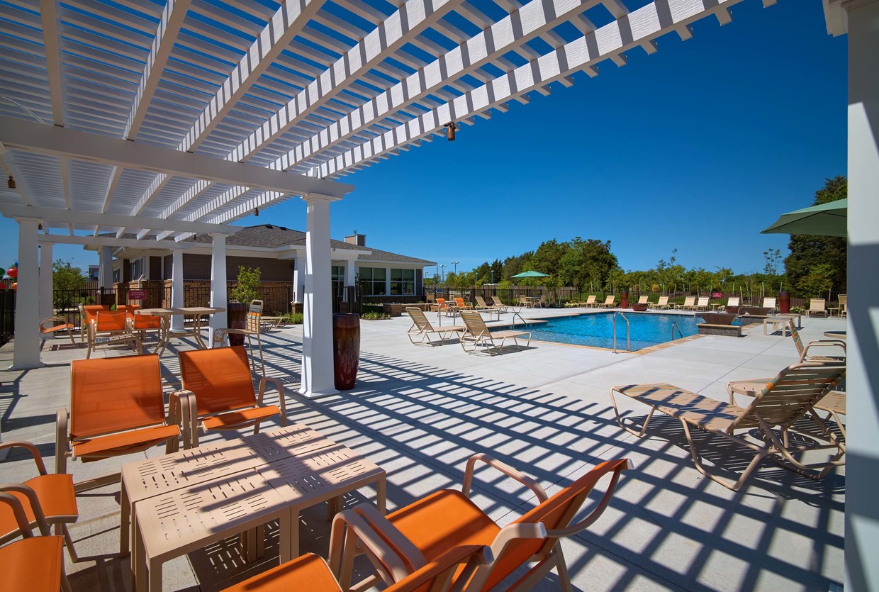 ¿Prefieres sombra en tu piscina? Relájate bajo nuestras pérgolas. - Valor Apartment Homes