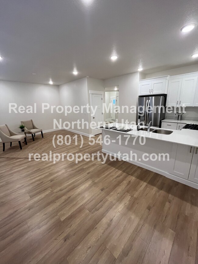 Foto del edificio - 3 Bedroom 2.5 Baths End Unit Townhome Avai...